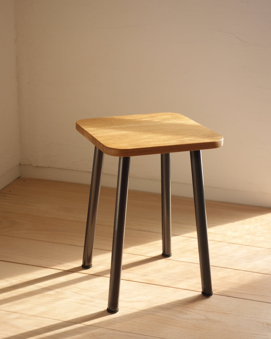 TORUADO STOOL R　トルアド スツール R